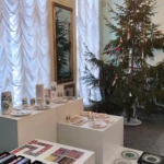 Dizaina trauki ar dekoliem Gulbenes muzeja vestibilā. Jūlija Madernieka un Jūlija Straumes iedvesmota dizaina produktu līnija Gulbenes muzejā