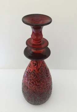 Keramikas svečturis. Māksliniece Ingrīda Magone Sarkans keramikas svečturis ar rožu ornamentiku