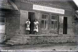 Velēnas piensaimnieku sabiedrības ēka. 1930.-40. gadi. Foto R.Apinītis Fotogrāfija. Velēnas piensaimnieku sabiedrības ēka. 1930.-40. gadi. Foto R.Apinītis